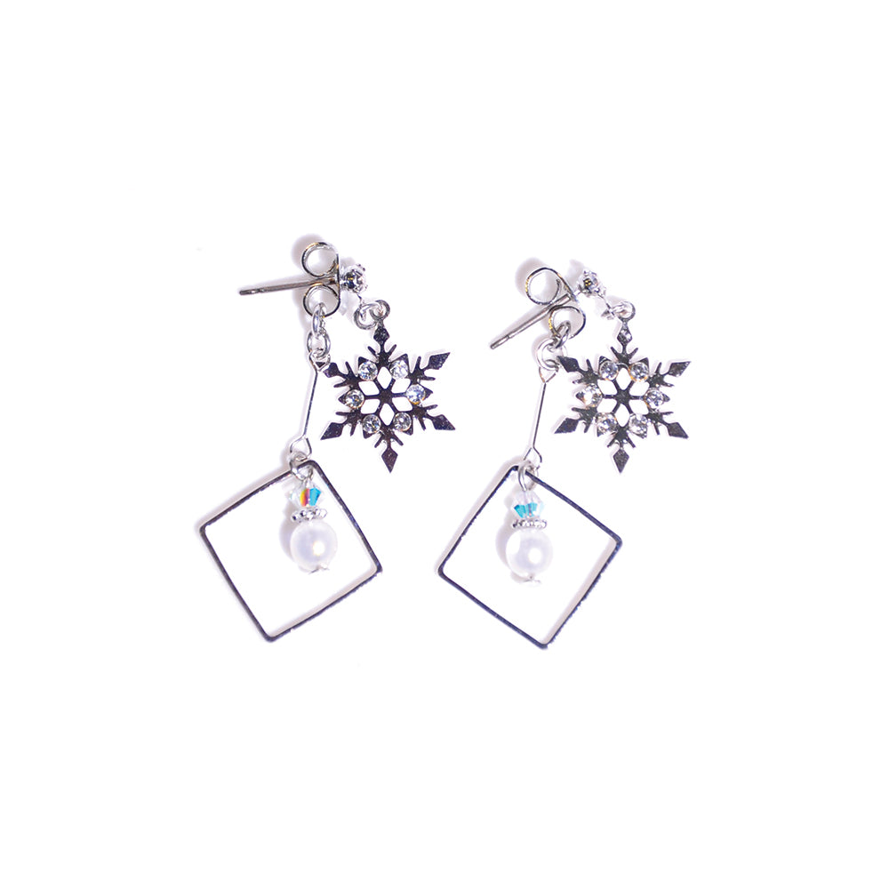 Snow flake synthetic pearl earrings